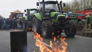 Γερμανία Γαλλία Στα όπλα οι αγρότες 150 τρακτέρ στο κέντρο του Βερολίνου