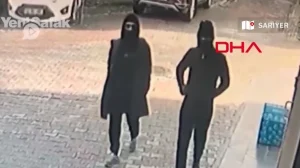 Κωνσταντινούπολη Βίντεο Οι δύο ένοπλοι κουκουλοφόροι βαδίζουν προς την καθολική εκκλησία για να ανοίξουν πυρ