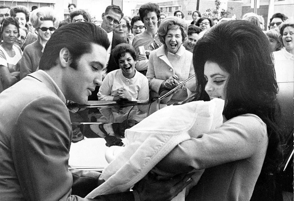Ο Πρίσλεϊ με την τότε σύζυγό του Πρισίλα και την κόρη τους Λίζα Μαρί το 1968