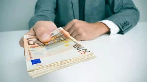 Κατώτατος μισθός Αύξηση στα 908 ευρώ για φέτος προτείνει η ΓΣΕΕ
