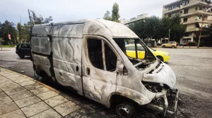 Νεαροί έκαψαν αυτοκίνητα στην Πανεπιστημιούπολη