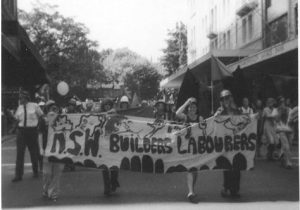 Γυναίκες μέλη της Αυστραλιανής Ομοσπονδίας Εργάτων Οικοδόμων διαδηλώνουν κατά την Παγκόσμια Ημέρα της Γυναίκας το 1975 στο Σίδνεϊ