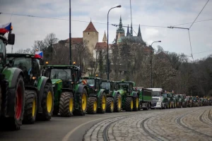 Ξανά στους δρόμους οι Ευρωπαίοι αγρότες – Με τρακτέρ και... κοπριά στην Πράγα