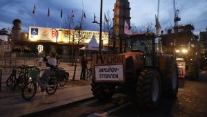 Παρίσι Στην Αψίδα του Θριάμβου οι αγρότες – Συμβολική κατάληψη της Ετουάλ