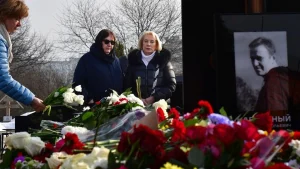Ρωσία Πολίτες συρρέουν στον τάφο του Ναβάλνι για να ρίξουν την ψήφο τους