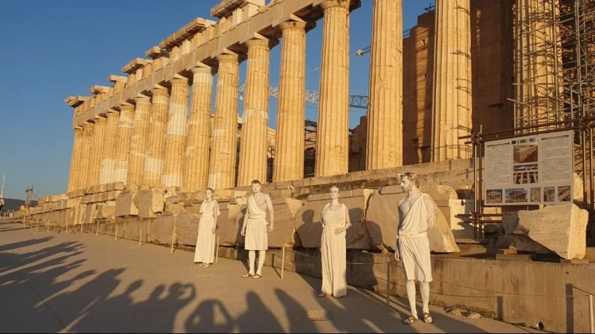 akropoli touristes xlamydes