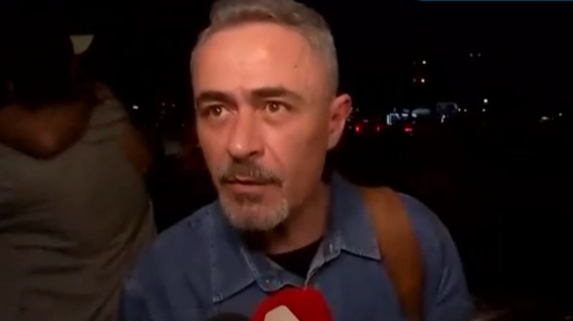 Θανάσης Κουρλαμπάς Αρνείται ότι ζήτησε να φύγει ο Νίκος Πολυδερόπουλος από παράσταση