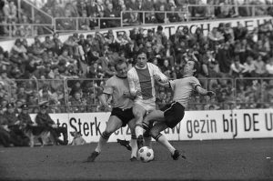 Ο Κρόιφ σε αγώνα του πρωταθλήματος του 1970 ανάμεσα σε δύο αντιπάλους